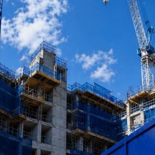 Tower crane over the upper floors